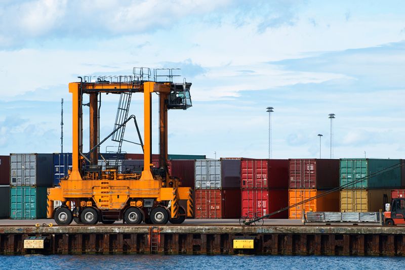 上海港引進新型集裝箱搬運作業車，作業效率顯著提升